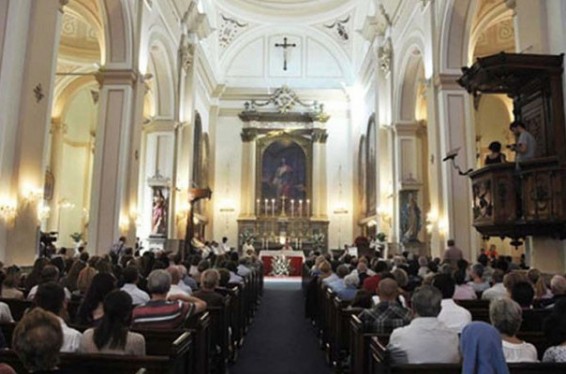 Իզմիրի հայությունը 95 տարվա դադարից հետո առաջին անգամ պատարագի է մասնակցել տեղի եկեղեցիներից մեկում