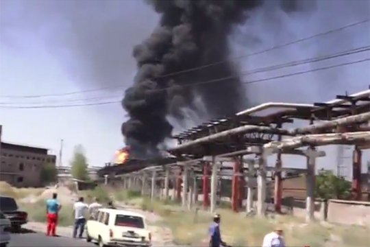 По предварительным данным, на заводе «Наирит» горит материал лак-этиноль