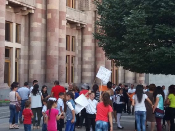 Ինչ է կատարվում Կառավարության շենքի առջև