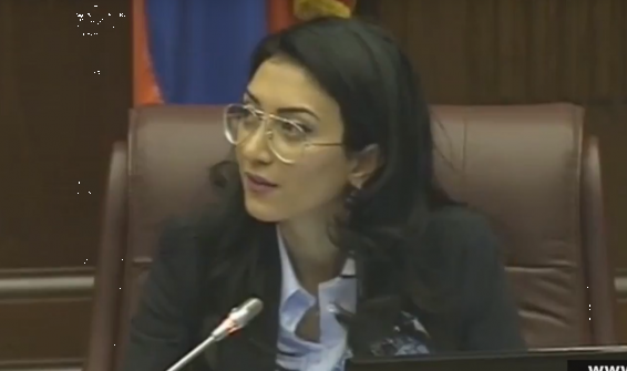 Video. Կտրեցիք, չթողիք՝ երկու բառ ասի. լեզվակռիվ Փաշինյանի և Արփինե Հովհաննիսյանի միջև